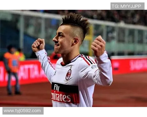 双鱼座最帅足球女星逆袭之路：从球场新星到时尚偶像的精彩蜕变