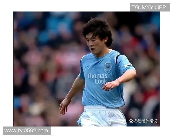 帅气足球球星展示动感风采,完美诠释力量与魅力的结合 帅气足球球星展示动感风采,完美诠释力量与魅力的结合