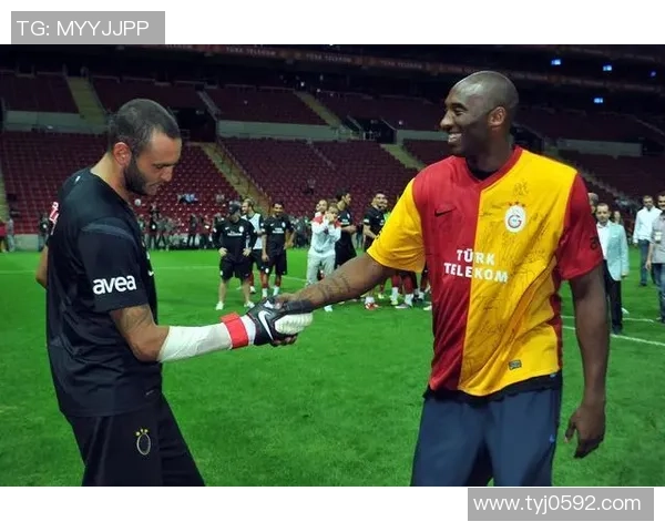 科比与足球巨星对比图:探索篮球与足球顶级运动员的共性与差异 科比与足球巨星对比图:探索篮球与足球顶级运动员的共性与差异