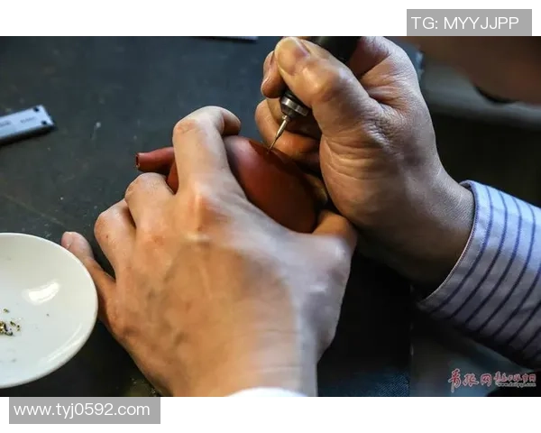 手艺人雕刻足球球星形象细节展现大师匠心与激情 手艺人雕刻足球球星形象细节展现大师匠心与激情