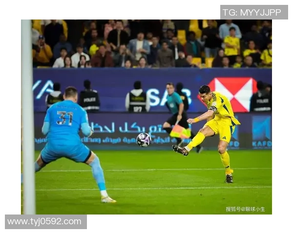 足球巨星亮相年度颁奖典礼风采尽显星光熠熠精彩瞬间回顾 足球巨星亮相年度颁奖典礼风采尽显星光熠熠精彩瞬间回顾